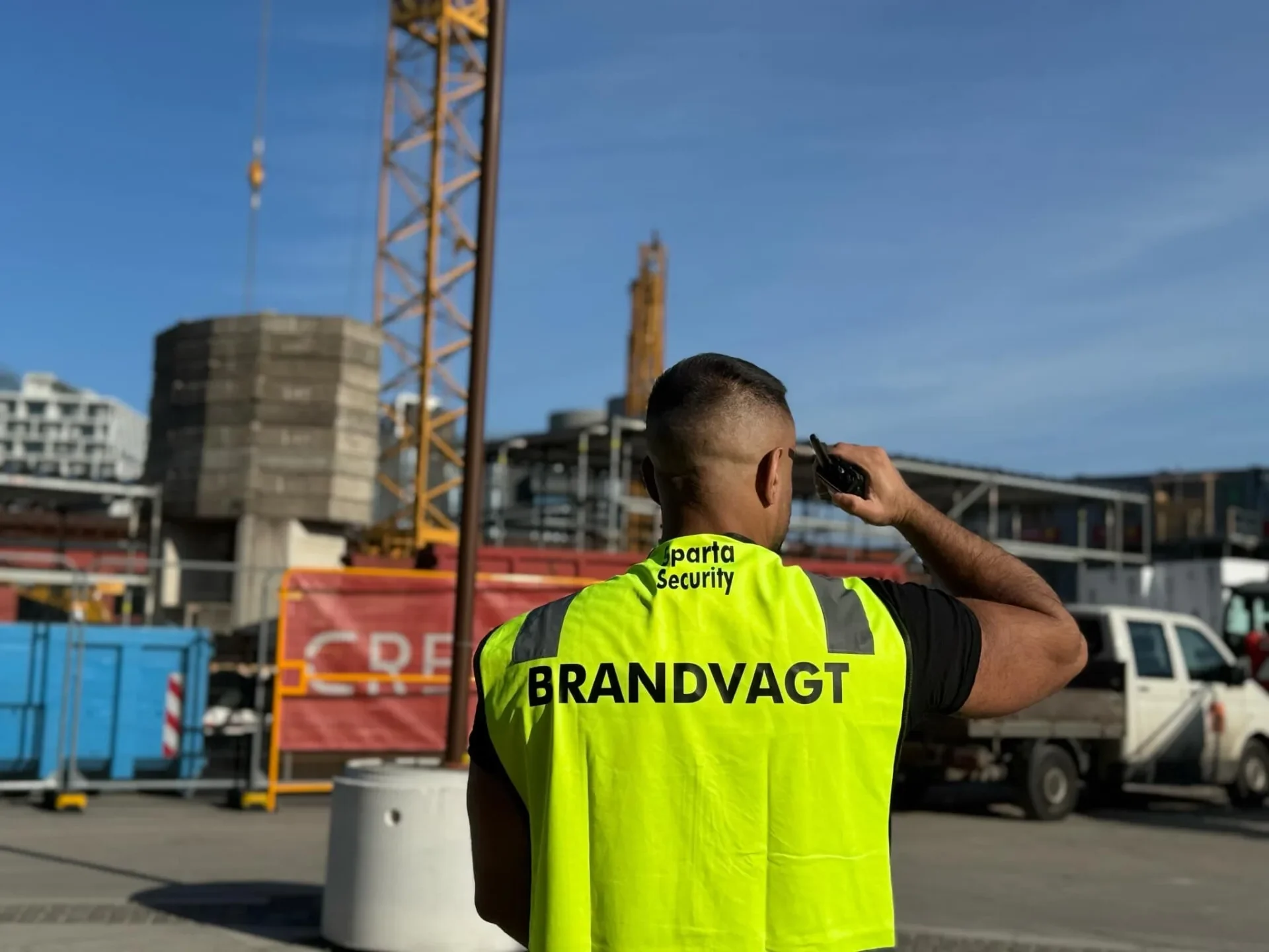 Brandvagt på byggeplads med radio under brandsikkerhedstilsyn